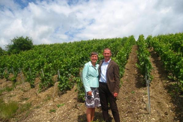 Pieter Vitse en Nathalie Boydens op hun bescheiden wijndomein in Frankrijk. En straks dus ook in Bredene.© MM