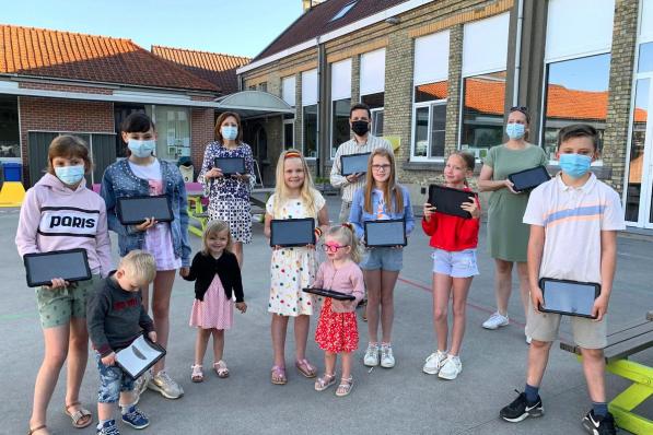 De kinderen kunnen in de klas aan de slag met nagelnieuwe tablets. (foto EG)