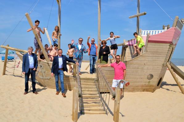 Boma en Marcske met burgemeester Wilfried Vandaele en schepen Rudi Catrysse en enkele fans op de speelboot op het strand van De Haan. (foto WK)