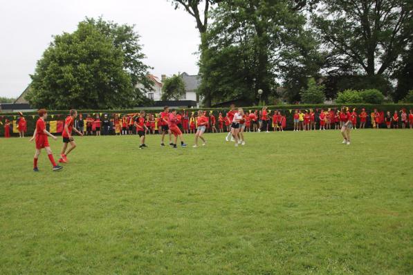 De derde graad waande zich even Rode Duivel tijdens de voetbalmatch voor de tv-ploeg.© ACK