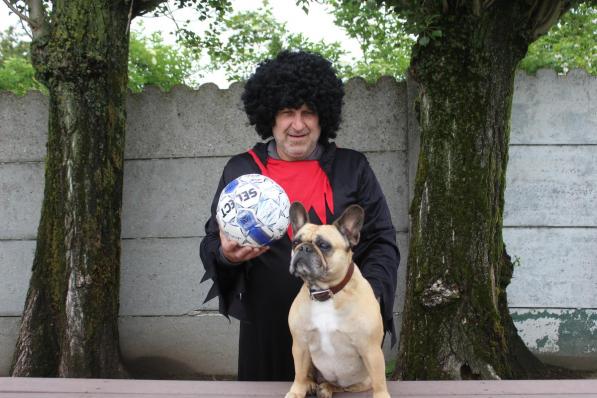 Luc Gadeyne van Eendracht Jonkershove is, samen met zijn hondje Bo, volledig klaar om de Rode Duivels toe te juichen.© ACK