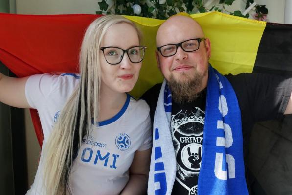 Roel en Jonna in hun appartement met de vlag van ons land én een sjaal van Finland. (foto FODI)©FODI