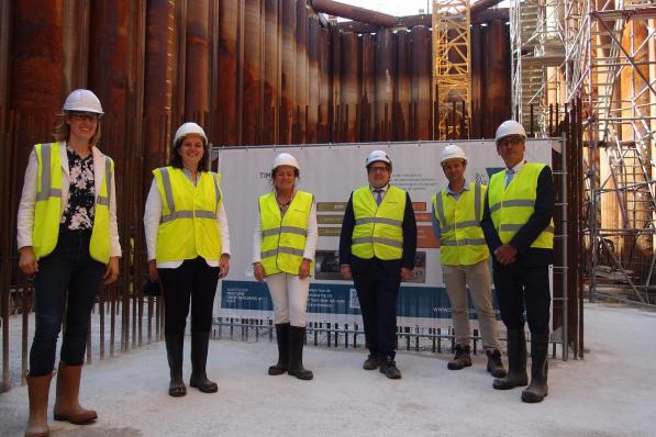 Vijftien meter onder de waterspiegel, v.l.n.r. projectingenieur Isabelle D’hooghe (Afdeling Kust), administrateur-generaal Nathalie Balcaen (Maritieme Dienstverlening en Kust), Vlaams minister Lydia Peeters, aannemers Benny De Sutter (Herbosch-Kiere) en Geert Verswyveld (Jan De Nul) en burgemeester van Nieuwpoort Geert Vanden Broucke.© RJ