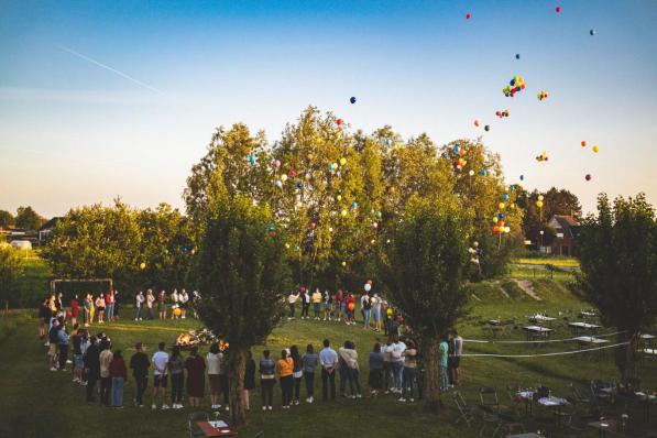 De aanwezigen lieten tientallen ballonnen de lucht in ter ere van Eva.© TV