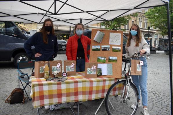 Louise Bergez, Sarah Delemar en Liesbeth Decapmaker aan hun stand op de markt in Ieper. (foto EG)