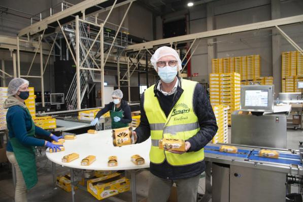 Operations manager Philip Marechal toont de twee verschillende verpakkingen. (foto MV)©michel vanneuville