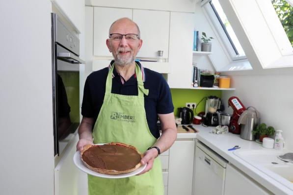 Paul Vanthournout kan goed koken en, in de voetsporen van zijn vader-patissier, ook lekkere taarten bakken.©Johan Sabbe
