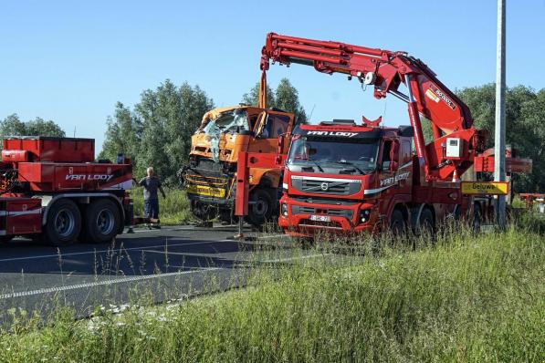 Beide vrachtwagens moesten getakeld worden.© CL