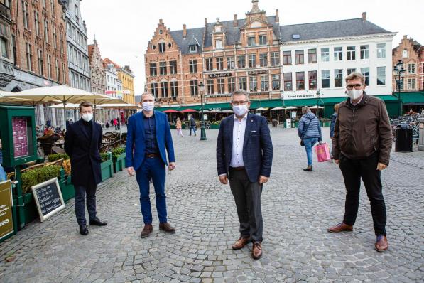 Zo'n beelden, met mondmaskers, zijn vanaf dinsdag verleden tijd in de Brugse binnenstad.© Davy Coghe