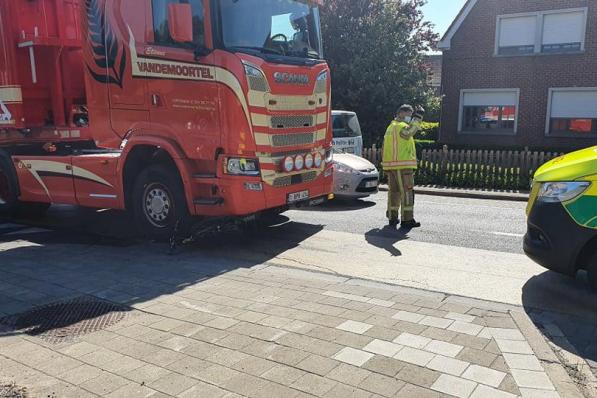 De straat zal een tijdlang afgesloten blijven om de omstandigheden te onderzoeken.© JH