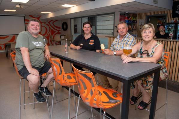 David D’heyghere, Lindsey Debusschere, Noël Debusschere en Josiane Balcaen in de cafetaria van Steuren Ambacht die eindelijk weer open mag.© (Foto Frank)
