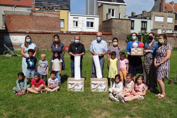 De creabox werd woensdag ook symbolisch overhandigd aan de kleuters van derde kleuterklas GO! Hendrik Conscienceschool en directrice An Pottier, in aanwezigheid van Schepen voor Onderwijs Natacha Waldmann en Schepen voor Cultuur Bart Plasschaert.© FR