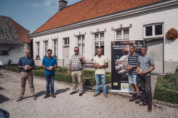 Op de foto zien we Hendrik Durnez (vierde van links) met enkele graanboeren van BioGrano die de graanvariëteiten zullen telen.© gf