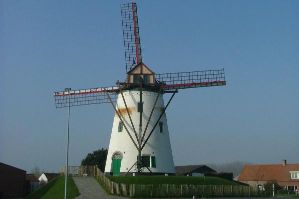 De Witte Molen in Roksem wordt bouwkundig gerestaureerd.© Oudenburg.be