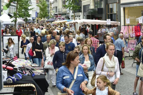Een drukke winkelstraat tijdens een normaal Batjesweekend. De inwoners van Roeselare toonden zich alvast erg tevreden over het winkelaanbod en de horeca, twee aspecten die hand in hand gaan. (foto SB)© STEFAAN BEEL
