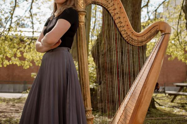 Olivia is gepassioneerd door de harp. Het is haar droom om ooit bij een groot internationaal orkest te spelen. (gf)