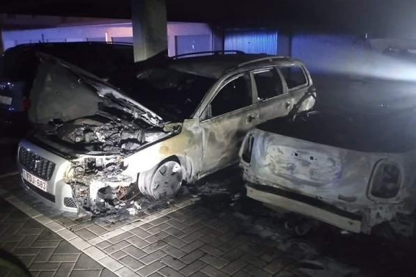 De wagens vielen niet meer te redden.© JT