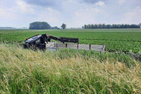 De vrachtwagen kantelde gelukkig niet.© BB
