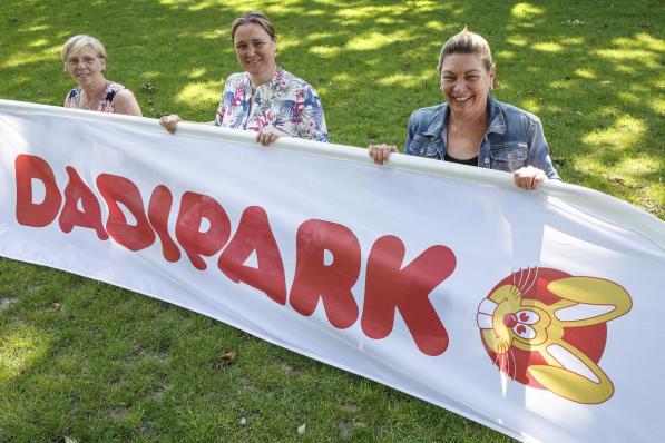 Rita Leenknecht, Carmen Govaere en Joseline Staelens willen voor een medewerkersreünie zorgen.© (Foto JS)