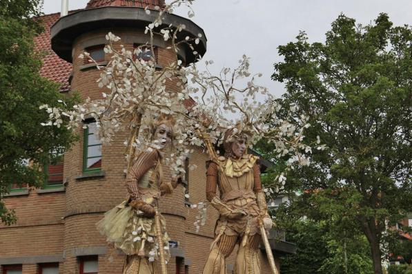 vorige editie van Dumontfeesten met als decor de villa’s van de historische Dumontwijk. (foto MVO)©MYRIAM VAN DEN PUTTE