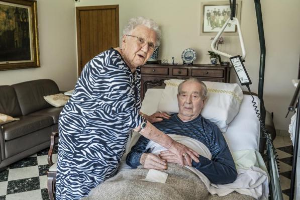 Anna Decadt (88) zorgt graag voor haar man Jozef Verhelle (94).© Stefaan Beel