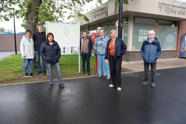 We zien de organisatoren met v.l.n.r. Ann Gevaert, Filip Vanwildemeersch, Daisy Decoopman, Free Vandewiele, Claudine Derez, Katelijn Vanpoucke en Piet Dewilde. Arne Gevaert ontbreekt op de foto.© Frank Meurisse