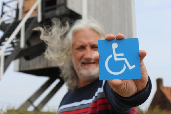Schepen Eddy Vanacker steunt rolstoeltoegankelijke parcours. (foto pco)©Philippe Corneillie