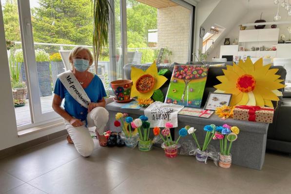 Christine werd op haar laatste dag verwend met kaartjes, bloemen en cadeaus. (foto AVH)