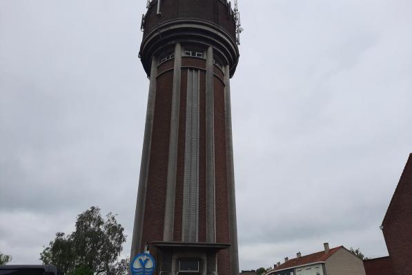 De Izegemse watertoren situeert zich in de Zwingelaarstraat.