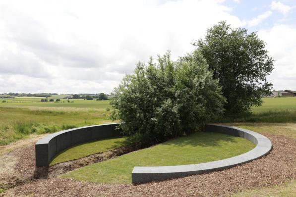 Het Onument bestaat uit twee halve cirkels.© Twitter Bart Somers