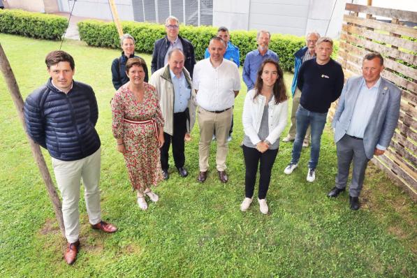 Afvaardigingen van KVC Ichtegem Sportief en het Torhoutse stadsbestuur met links de Torhoutse burgemeester Kristof Audenaert en rechts de voormalige Ichtegemse burgemeester Karl Bonny.©Johan Sabbe