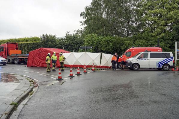 Bij het opdraaien van de Rijksweg liep het fout: de vrachtwagenbestuurder merkte de bromfietser niet tijdig op. De 46-jarige man uit Zulte overleefde de aanrijding niet.© CLL