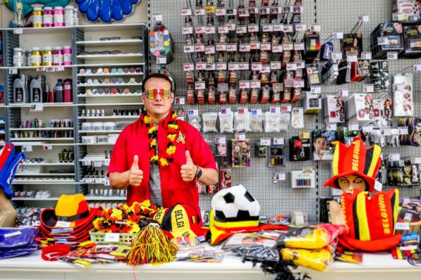 Karim Delahousse heeft in zijn winkel tal van attributen met de nationale driekleur.© (Foto NV)