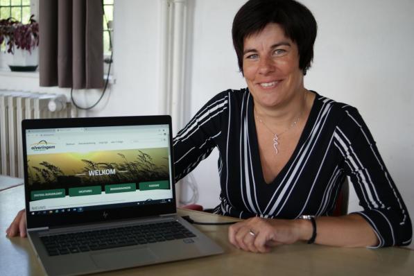 “De nieuwe gemeentelijke website staat online, maar is nog in een testfase”, aldus schepen Sylvie Thieren.© (Foto AB)