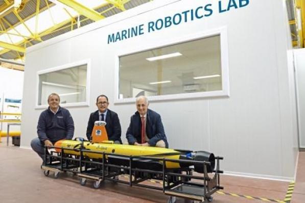 We zien minister Vincent Van Quickenborne in het Marine Robotics Centre in Oostende met ceo Marc Nuytemans van De Blauwe Cluster (rechts) en directeur Jan Mees van het VLIZ (links).© GF