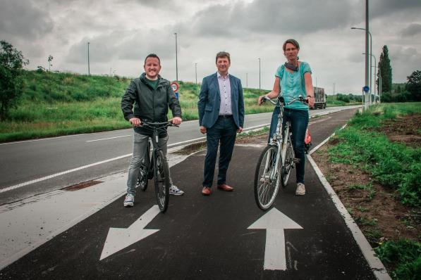 Mobiliteitsschepen Axel Weydts (links) samen met vertegenwoordigers van het Agentschap Wegen en Verkeer.© gf