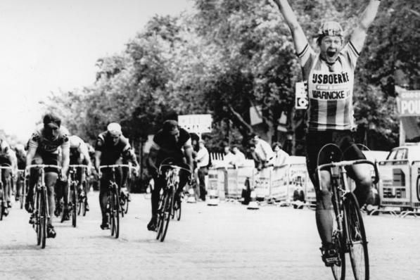 Zo vier je dus een ritzege in de Tour de France. Maar wie is deze supergelukkige West-Vlaamse wielrenner? Ontdek het in de quiz.© BELGA