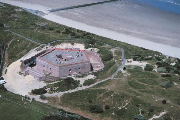 Fort Napoleon is het belangrijkste militaire monument in Vlaanderen uit de napoleontische tijd.© gf