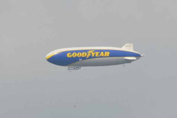 De zeppelin was in de regio Roeselare te zien.© AD