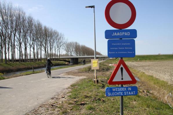 De fietsverbinding langs het Leopoldkanaal is een van de belangrijkste recreatieve en functionele fietsverbindingen voor de deelgemeenten Heist, Ramskapelle en Westkapelle.© DM