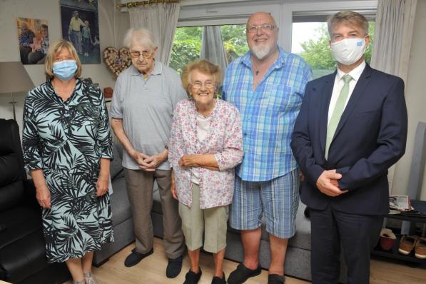 We herkennen schepen Katrien Talloen, de jubilarissen Roger Ducheyne en Frieda Vlietinck, zoon Reginald en burgemeester Jan de Keyser.© GST