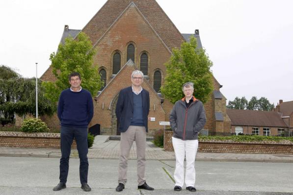 Kerkfabriekvoorzitter Stefaan Borra, burgemeester Patrick Lansens en priester Philip Verbrugge voor de kerk.© Foto Coghe