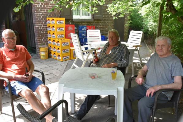 Urbain Goethals (rechts) drinkt graag een pintje mee met zijn klanten, hier met overbuur Eddy Vandekerckhove (links) en Johan Vandewiele (midden). (foto Nele)