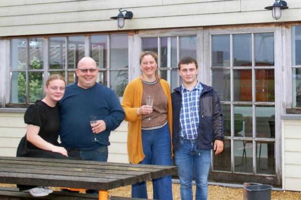 Bij bun B&B Back2Front in Pilkem: Sandy Desmet en zijn vrouw Katja Denyft samen met hun kinderen Justine en Emile.©JS