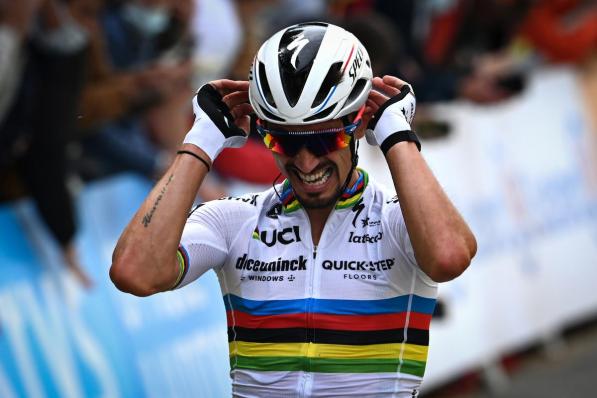 Julian Alaphilippe (Deceuninck - Quick-Step) finisht als eerste tijdens de eerste etappe van de Tour de France.©PETE GODING BELGA