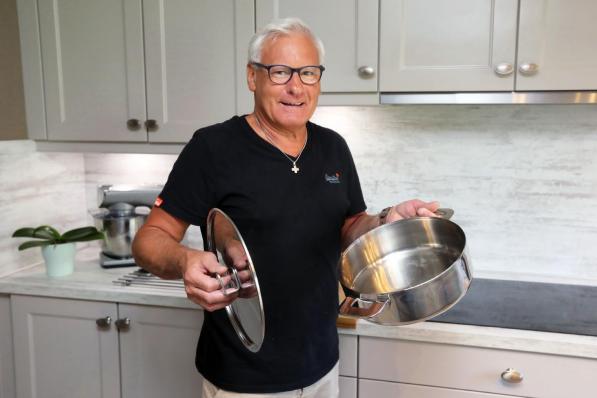 Ereschepen Eddy De Ketelaere lachend in de keuken: “Beetje bij beetje begin ik me de plaatselijke Jeroen Meus te voelen.”©Johan Sabbe