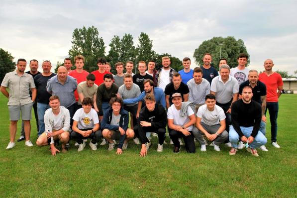 De volledige equipe van Olsene Sportief, spelers, nieuwe spelers, bestuur en trainers.© Marc Valcke