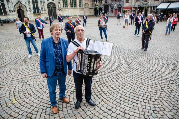 Benny Scott, op accordeon begeleid door Robert De Ketelaere, zingt op de Burg samen met de gemeenteraad ‘k En Brugge In M’n Herte.© Davy Coghe
