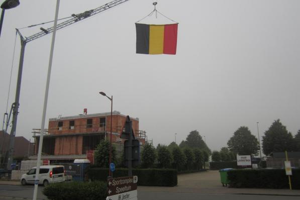 De vlag in de Tieltstraat in Ruiselede is van ver te zien.© foto RV