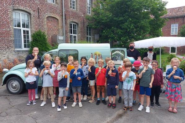 Stein en Els van Ateljee 5 trakteren leerlingen VBS Nieuwkerke, VBS De Kleine Prins in Abele en het Sint-Franciscusinstituut (foto) in Poperinge op gratis ijsjes© gf